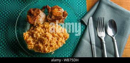 Gebratenes Huhn mit mexikanischer Reis, als Teil der Mexikanischen traditionelles Gericht. Stockfoto