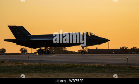 Eine F-35A Lightning II Taxis während der Nacht Flugbetrieb bei Hill Air Force Base, Illinois, August 20, 2019. Nacht fliegen ist für Piloten, die ihre Kampffähigkeiten und Betreuer rund um die Uhr arbeit Düsen für Flug vorbereiten zu schärfen, Sie prüfen nach dem Flug, und Sie für den nächsten Flugtag bereit. Die 388 Fighter Wing ist der Air Force combat-codierte F-35 ein Flügel. (U.S. Air Force Foto von R. Nial Bradshaw) Stockfoto