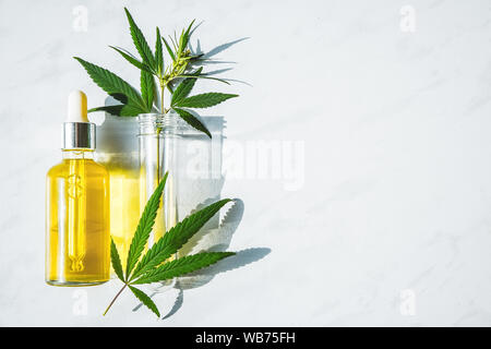 Glasflasche mit Cannabis Öl- und ein Reagenzglas mit Hanf Blätter auf einem Marmor Hintergrund. Kopieren Raum flach, Ansicht von oben, Trendanalyse, Stockfoto