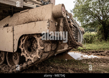 Ein M1 Abrams Tank vom 3. Battalion, 66th Armored Regiment, 1st Armored Brigade Combat Team, 1.Infanterie Division sichert eine objektive gegen gegnerische Kräfte (AUFSTÄNDISCHE) während der Höhepunkt Kraft auf Kraft Übung an kombinierten Lösen XII in Hohenfels Training Area, Germany August 19, 2019. Kombinierte Lösung ist eine halbjährliche US-Army in Europa und der siebten Armee Befehl-led-Übung bestimmt zu bewerten und zertifizieren die Bereitschaft und die Interoperabilität der US-Streitkräfte in Europa zur Unterstützung der Atlantischen Lösen mobilisiert. (U.S. Armee Foto von Sgt. Jeremia Holz) Stockfoto