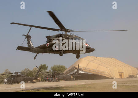 Ein UH-60 Black Hawk Hubschrauber vom 1 Combat Aviation Brigade, 1 Infanterie Division, übernimmt bei einem Notfall Übung auf Mihail Kogalniceanu Air Base, 22. August 2019. Das Ziel der Ehe war eine sichere und erfolgreiche Übung, die Herausforderungen und bereitet Base Personal vorzubereiten, durchzuführen und eine Masse Unfall- ereignis verwalten, unabhängig davon, ob es sich um eine Naturkatastrophe sein, Unfall, terroristische oder insider Bedrohungssituation. Übungen wie diese ermöglichen auch Armee Support Activity Schwarzes Meer und MK AB Garnison Personal zur Reaktion und Notfallpläne für die realen Gegebenheiten in Bezug auf die BA zu entwickeln Stockfoto