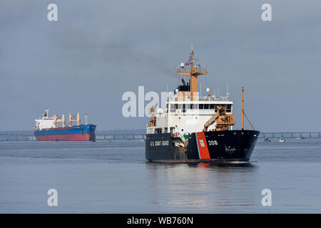 Die USCGC Aspen (WLB 208) und die Crew der Columbia River in der Nähe von Astoria, Oregon, Aug 20., 2019. In San Francisco Homeported, der Cutter Aspen hat zu den pazifischen Nordwesten zugeordnet worden, während die USGCG Elm (WLB 204) erfährt die routinemäßige Wartungsarbeiten. U.S. Coast Guard Foto von Petty Officer 2nd class Steve Strohmaier. Stockfoto