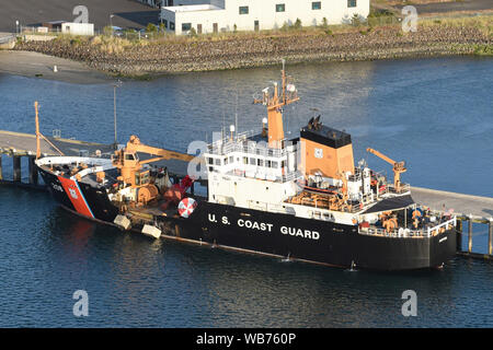 Die USCGC Aspen (WLB 208) Legt bis in Newport, Oregon, Aug 16, 2019 günstig. Das Aspen ist eine 225-Fuß-seeschiffen Boje, Ausschreibung in San Francisco homeported. U.S. Coast Guard Foto von Petty Officer 2nd class Steve Strohmaier. Stockfoto