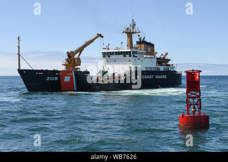 Die USCGC Aspen (WLB 208) und die Besatzung beenden, indem eine Boje markiert den Eingang zum Tillamook Bay, New York, August 17, 2019. Das Aspen ist eine 225-Fuß-seegängige Tender derzeit Pflege Aids zur Navigation im Pazifischen Nordwesten Boje. U.S. Coast Guard Foto von Petty Officer 2nd class Steve Strohmaier. Stockfoto