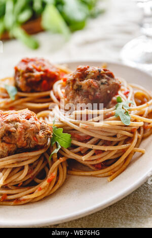 Original italienische Spaghetti mit Fleischbällchen in Tomatensauce Stockfoto