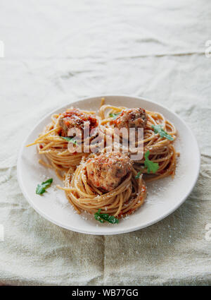Original italienische Spaghetti mit Fleischbällchen in Tomatensauce Stockfoto