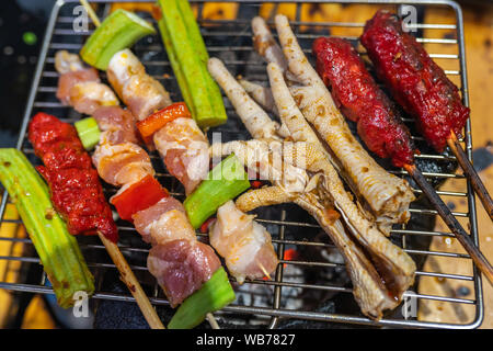 Nahaufnahme von Köstliches vom Grill BBQ Spieße und Hähnchenschenkel Stockfoto
