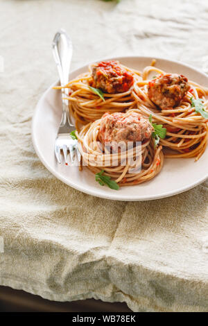 Original italienische Spaghetti mit Fleischbällchen in Tomatensauce Stockfoto