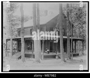 Schöne Aussicht von der General Grant Mountain Home, wo er seine letzten Tage in die frische Luft des Mt. McGregor, an der Drexel Cottage -- Die Allgemeinen in der Ruhe auf der Seite Portal gesehen; Dr. Douglas und Oberst Fred Grant in Absprache auf der Veranda Abstract / Medium: 1 Fotoabzug. Stockfoto