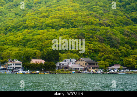 Yokosuka, Japan, 10., Mai, 2018. Der Blick auf die Berge auf der Lake Kawaguchi. Es ist die zweitgrößte der Fuji fünf Seen in Bezug auf die Fläche, Stockfoto