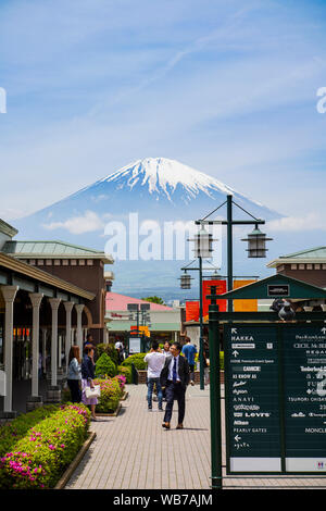 Shizuoka, Japan, 11., Mai, 2018. Der Blick auf den Berg Fuji aus Gotemba Premium Outlets, diese Steckdose ist ein Einkaufszentrum in Gotemba, Shizuoka, Japan gelegen, in der Nähe von Stockfoto