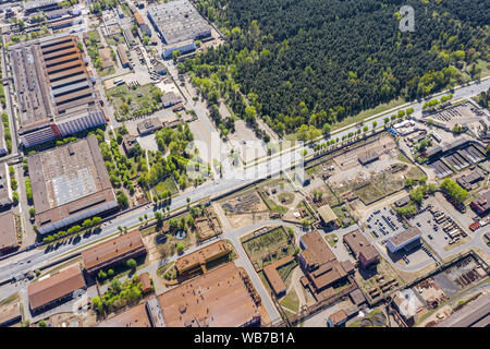 Drone Bild des Industriegebiets in Stadtteile mit vielen Lagern und Betriebsgebäuden Stockfoto