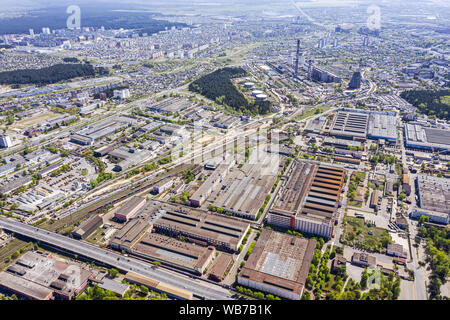 Antenne Querformat der industriellen Zone mit Auslieferungslager und produzierende Unternehmen Stockfoto