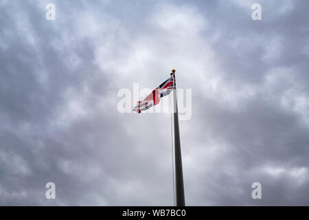 Arizona, Amerika, 8. März, 2018. Die England Fahne im London Bridge in Lake Havasu City. Es wurde im Jahre 1830 erbaut und war früher überspannt den Fluss. Stockfoto