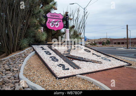 Arizona, Amerika, 8. März, 2018. Anzeigen von Lok Park mit Route 66 Zeichen und Kingman Stadt unterzeichnen. Stockfoto