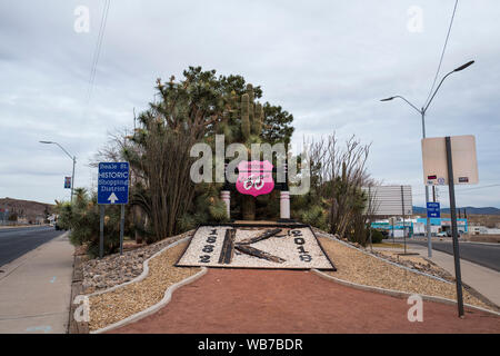 Arizona, Amerika, 8. März, 2018. Anzeigen von Lok Park mit Route 66 Zeichen und Kingman Stadt unterzeichnen. Stockfoto