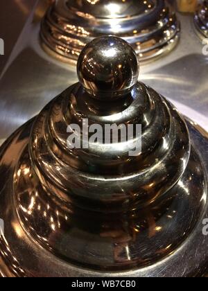 Vertikale Nahaufnahme einer Metallschüssel Kappe Stockfoto