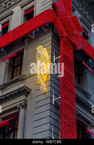 New York, USA - 07. Dezember 2018: Weihnachtsbeleuchtung Dekorationen der Red Ribbon und Jaguar die Cartier Store auf der Fifth Avenue in Manhattan, New York, USA Stockfoto