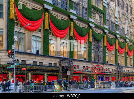 New York, USA - 07. Dezember 2018: Weihnachtsschmuck rote Bänder, Kränze und Lichter auf dem Flaggschiff Saks Fifth Avenue Store in Manhattan Stockfoto