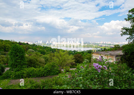 The city skyline of Kiev from the height of bird flight under the clouds on a sunny day. Stockfoto