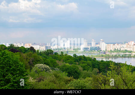 The city skyline of Kiev from the height of bird flight under the clouds on a sunny day. Stockfoto