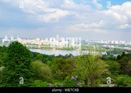 The city skyline of Kiev from the height of bird flight under the clouds on a sunny day. Stockfoto