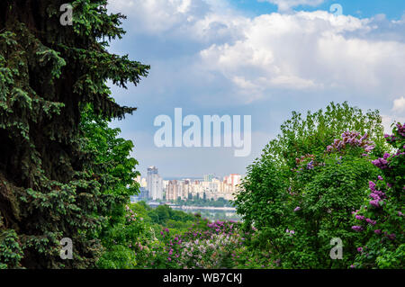 The city skyline of Kiev from the height of bird flight under the clouds on a sunny day. Stockfoto