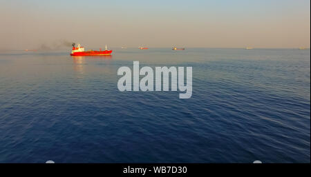 Luftaufnahme von dort ein Schiff auf dem offenen Meer mit anderen Schiff Stockfoto