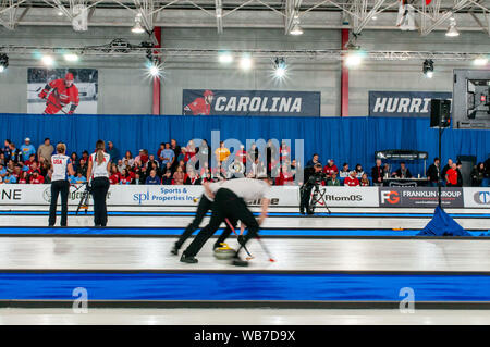 Raleigh, North Carolina, USA. 24 Aug, 2019. Aug 24, 2019'' "Raleigh, N.C., USA -''¦ in Aktion beim Eisstockschießen Nacht in Amerika im Raleigh Ice Plex. Eisstockschießen Nacht in Amerika empfohlene Mitglieder der Gold der US-Amerikanischen Olympischen Männer Medaille Team aus der olympischen Winterspiele 2018 in Südkorea, der US-Frauen Team, sowie Teams aus Italien, Japan, Kanada und Schottland, August 22-24, 2019. Credit: Timothy L. Hale/ZUMA Draht/Alamy leben Nachrichten Stockfoto