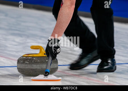 Raleigh, North Carolina, USA. 24 Aug, 2019. Aug 24, 2019 Ã Raleigh, N.C., US-Team Schottland in Aktion beim Eisstockschießen Nacht in Amerika im Raleigh Ice Plex. Eisstockschießen Nacht in Amerika empfohlene Mitglieder der US-amerikanischen olympischen Goldmedaille menÃs Team aus der olympischen Winterspiele 2018 in Südkorea, den USA womenÃs team, sowie Teams aus Italien, Japan, Kanada und Schottland, August 22-24, 2019. Credit: Timothy L. Hale/ZUMA Draht/Alamy leben Nachrichten Stockfoto