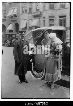 [Fitziu holding Hund, aus dem Auto] Abstract / Medium: 1 Negativ: Glas; 5 x 7 in. oder kleiner. Stockfoto