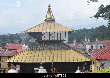 Ne der heiligsten hinduistischen Tempeln Nepals - Pashupatinath Tempel liegt an beiden Ufern des Flusses Bagmati am östlichen Stadtrand von Kathmandu gelegen. Pa Stockfoto