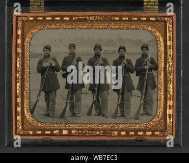 Fünf Soldaten, vier unbekannte, in der Union Uniformen des 6. Regiment Massachusetts freiwilligen Milizen mit Enfield musketen vor Lager Abstract/Medium vorfinden: 1 Foto: Viertel-Platte tintype, von Hand gefärbt; 12,5 x 10 cm Stockfoto