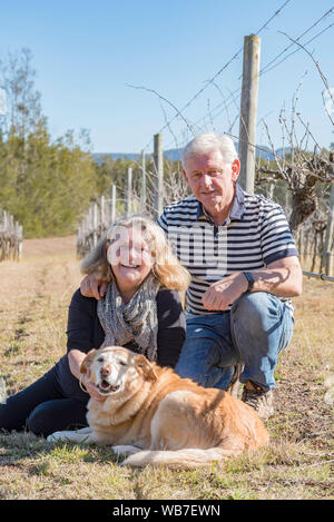 Betreiber und Vingerons am Schlitten boutique Hotel und Weingut im Hunter Valley, Nerina und Alistair Tringham mit ihren Hund nicht ombi Stockfoto