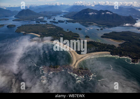 Luftaufnahme der schöne Strand am Pazifik Küste an einem sonnigen Sommermorgen. In Tofino, Vancouver Island, British Columbia, Kanada. Stockfoto