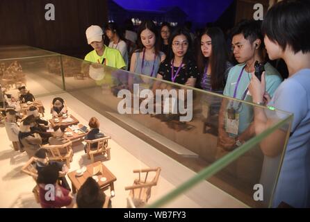 (190825) - Peking, Aug 25, 2019 (Xinhua) - junge Menschen aus der South China Hong Kong besuchen Sie das Museum in Chengdu Chengdu, Provinz Sichuan im Südwesten Chinas, Aug 24., 2019. (Xinhua / Liu Kun) Stockfoto