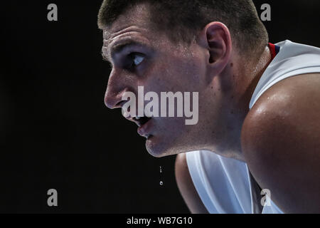 (190825) - Peking, Aug 25, 2019 (Xinhua) - Serbien Nikola Jokic reagiert während eines Spiel gegen Italien in 2019 Shenyang Internationale Basketball Meisterschaft in Shenyang, Provinz Liaoning im Nordosten Chinas, 23.08.2019. (Xinhua / Pan Yulong) Stockfoto