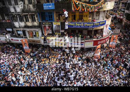 (190825) - Peking, Aug 25, 2019 (Xinhua) - indischen Devotees bilden eine menschliche Pyramide in einem Versuch zu erreichen und eine "ahi-Handi break' (Curd-pot) während der janmashtami Festival in Mumbai, Indien, Nov. 24, 2019. (Foto von diala Farooqui/Xinhua) Stockfoto