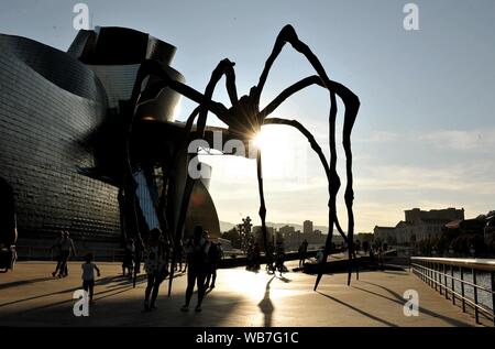 (190825) - Peking, Aug 25, 2019 (Xinhua) - die Menschen sind auf dem Platz außerhalb von Bilbao Guggenheim Museum in Bilbao, Spanien, 23.08.2019 gesehen. (Xinhua / Guo Qiuda) Stockfoto