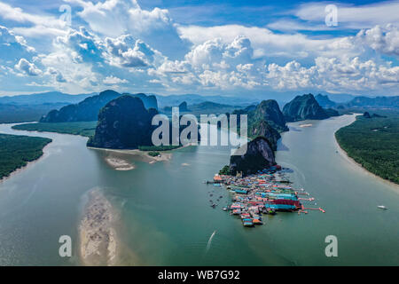 Muslimische Panyee floating village Luftaufnahme in Phang Nga Nationalpark in Thailand Stockfoto