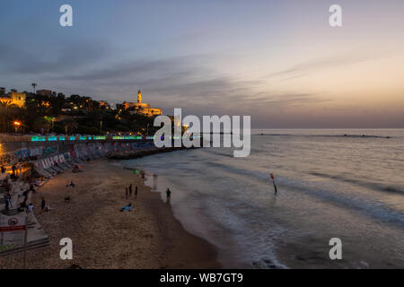 Tel Aviv, Israel - 3. April 2019: Schöner Blick auf einen Strand im Alten Hafen von Jaffa während eines sonnigen und farbenfrohen Sonnenuntergang. Stockfoto