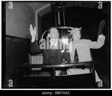 Florida Senator und Braut auf dem Weg nach Eröffnung der Sitzung. Washington, D.C., Jan. 5. Glücklich wie nur ein Brautpaar werden können, Senator und Frau Claude Pepper von Florida, Wave, einen Gruß an Freunde, als sie an Bord des Capitol U-Bahn auf dem Weg zur Eröffnung der 75. Sitzung des Kongresses. Senator Pfeffer ist ein Demokrat Abstract / Medium: 1 Negativ: Glas; 4 x 5 in. oder kleiner Stockfoto