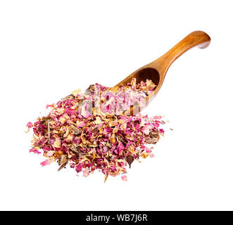 Getrocknete Rosen auf dem Löffel aus Holz auf weißem Hintergrund. In der Medizin verwendet. Stockfoto