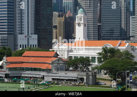 Hohe Gebäude der Singapur Bankenviertel hinter Singapur Cricket Club (vorne) und Victoria Theater & Konzert Halle gesehen mit Clocktower Stockfoto