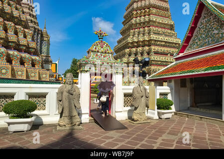 Chedis (Stupas), Chinesisch Wächter Figuren, und einen Tempel bauen auf dem Gelände des Wat Po (PHO), Bangkok, Thailand, der Tempel des Liegenden Buddha Stockfoto