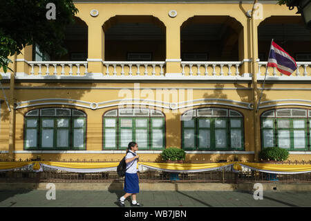 Ein Mädchen schülerkarten Suankularb Suan Gularb Wittayalai Schule (Schule), die Anfang des 20. Jahrhunderts im westlichen Stil erbaut, in Pahurat, Bangkok, Thailand Stockfoto