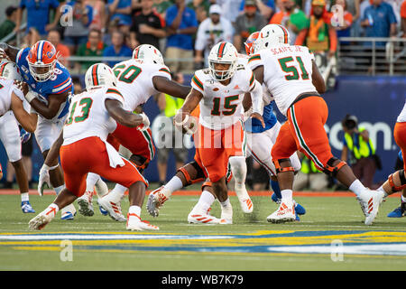 Orlando, Florida, USA. 24 August, 2019. Miami Hurrikane quarterback Jarren Williams (15) Während der ersten Hälfte der Camping Welt Kickoff zwischen Miami und Florida Gators im Camping Welt Stadion in Orlando, Fl. Romeo T Guzman/CSM Credit: Cal Sport Media/Alamy leben Nachrichten Stockfoto