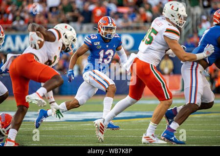 Orlando, Florida, USA. 24 August, 2019. Florida Gators Defensive zurück Donovan Stiner (13) während der ersten Hälfte des Camping World Kickoff zwischen Miami und Florida Gators im Camping Welt Stadion in Orlando, Fl. Romeo T Guzman/CSM Credit: Cal Sport Media/Alamy leben Nachrichten Stockfoto