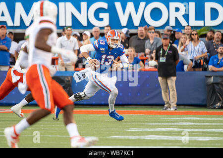 Orlando, Florida, USA. 24 August, 2019. Florida Gators quarterback Feleipe Franks (13) während der ersten Hälfte des Camping World Kickoff zwischen Miami und Florida Gators im Camping Welt Stadion in Orlando, Fl. Romeo T Guzman/CSM Credit: Cal Sport Media/Alamy leben Nachrichten Stockfoto