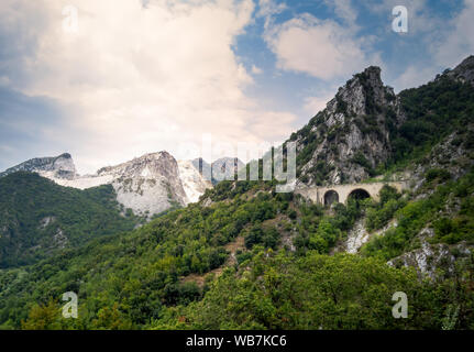 Aussicht auf die Marmorbrüche, die Apuanischen Alpen, in der Nähe von Carrara, Italien. Berühmt für weißen Marmor, sondern auch bei Touristen beliebt. Stockfoto